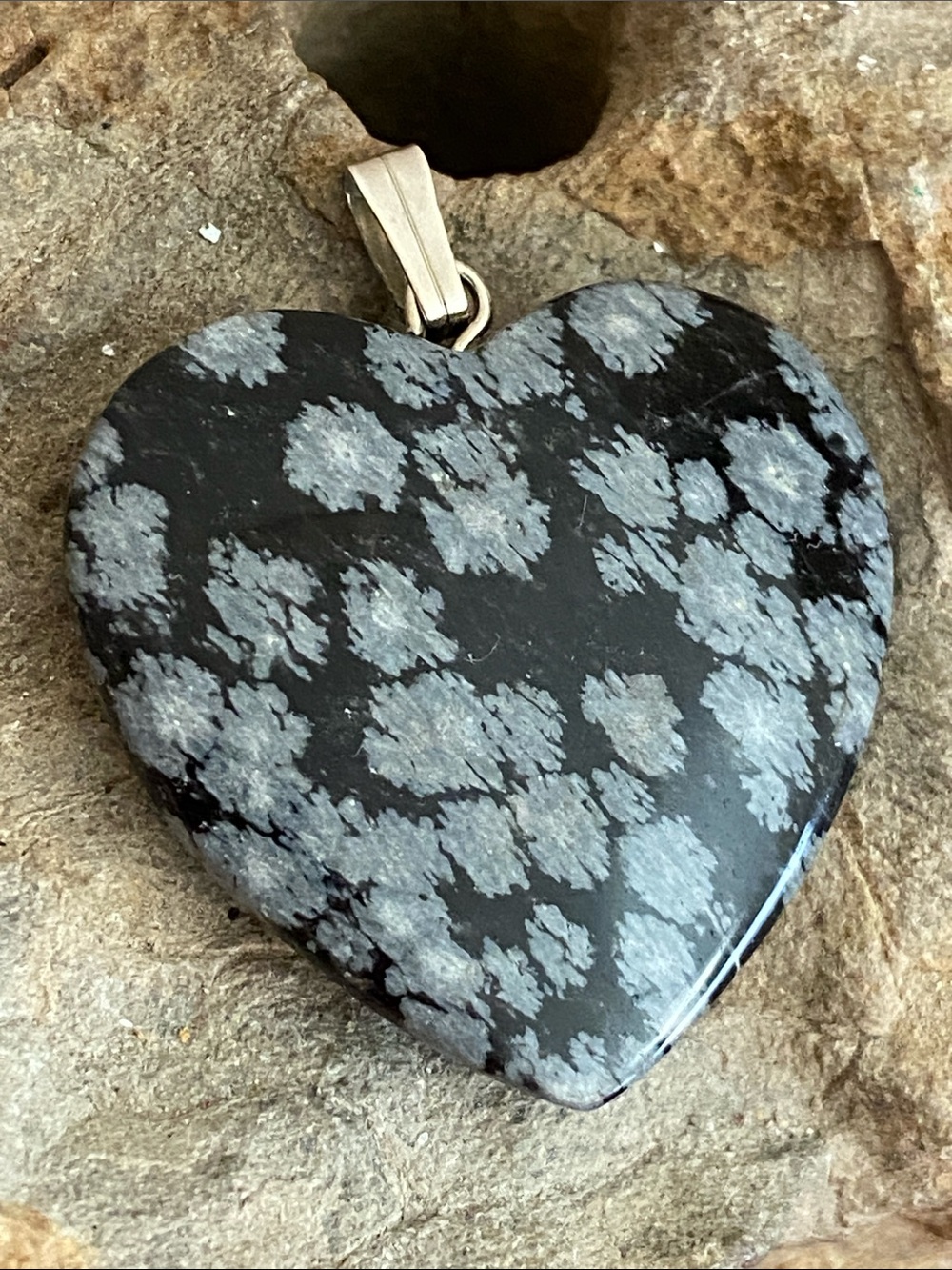 5/$10❤️❤️❤️New Heart-Shaped Snowflake Obsidian Pendant